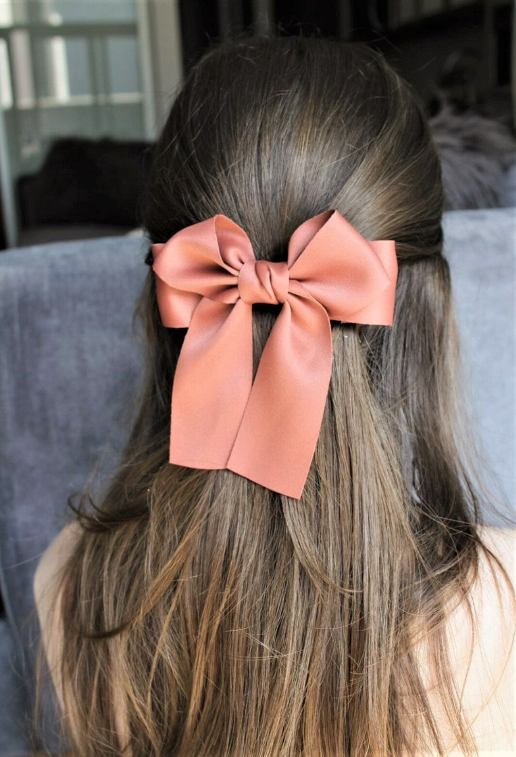 einfache, glänzende Haarspange mit französischer Schleife