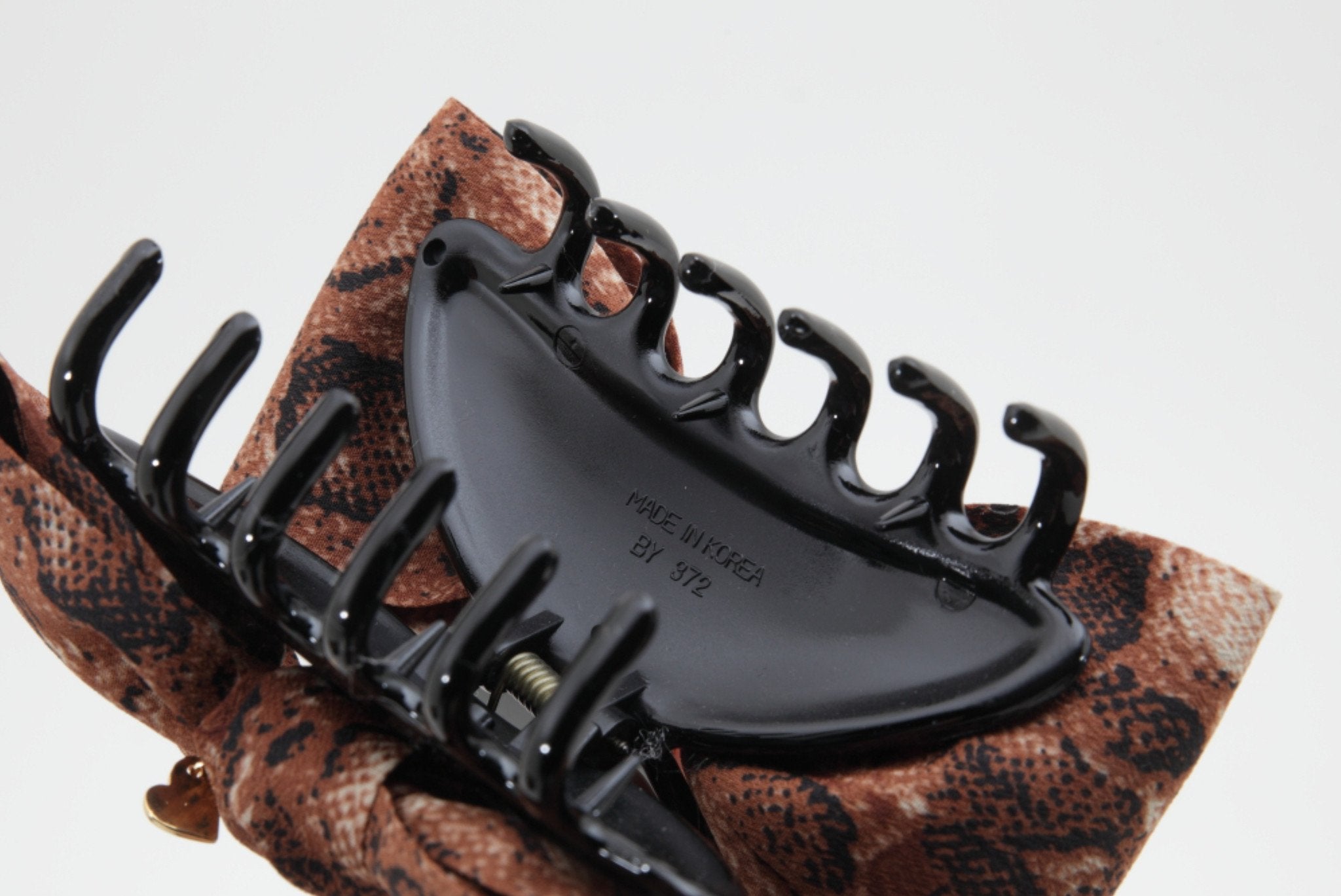 veryshine.com claw/banana/barrette Handmade bow python print fabric ...